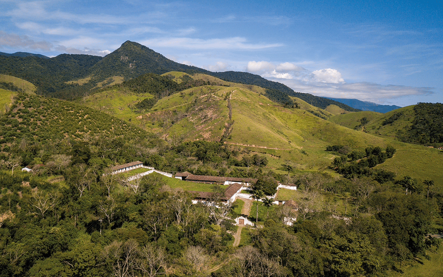 A antiga fazenda de caf , Pau D'Alho, na margem da rodovia dos tropeiros. ao fundo, a Serra da Bocaina.