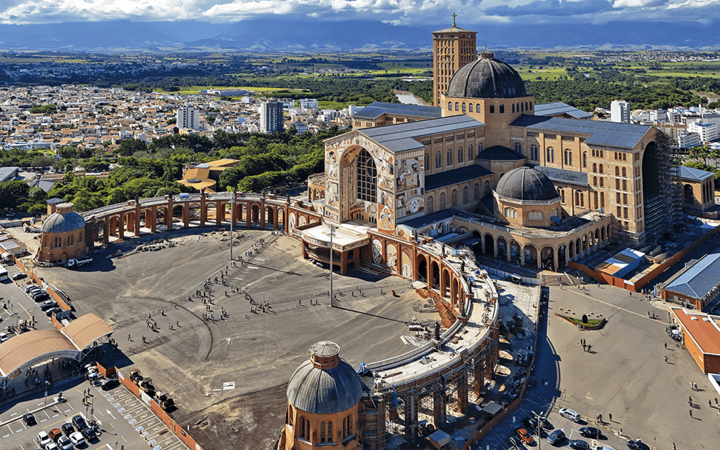 Vista de drone da B silca Nossa Senhora Aparecida - pinturas de cenas b blicas do padre Marko Ivan Rupnik na fachada sul Local: -  Data: 01/2024 C digo: 34CD836.jpg Autor: Cesar Diniz