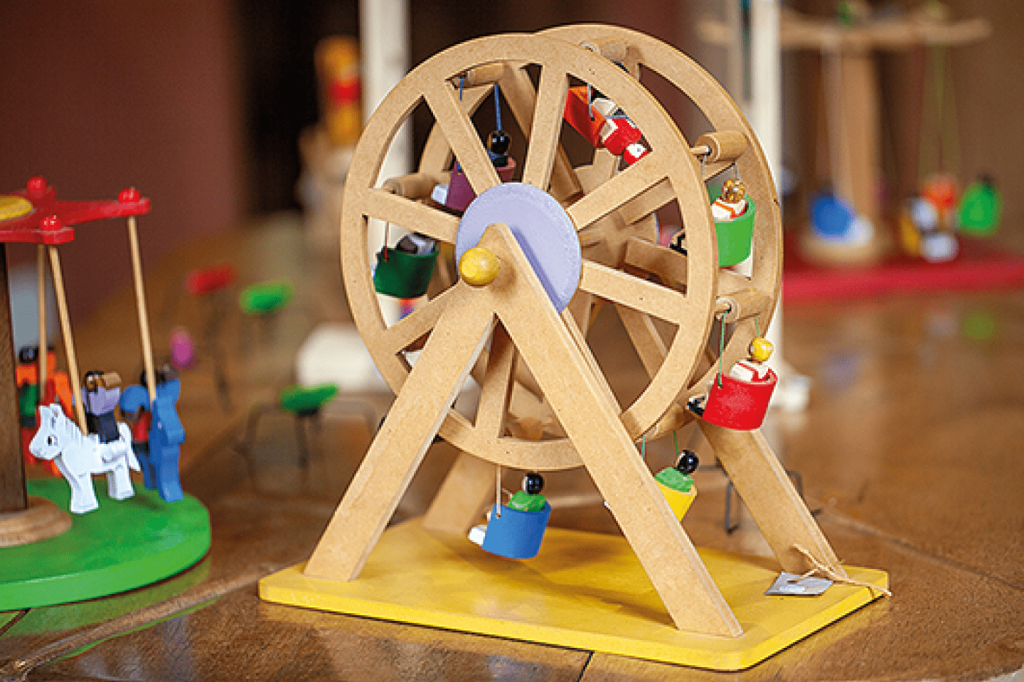 Brinquedos em madeira da loja Entre No Para so, em Silveiras/SP.