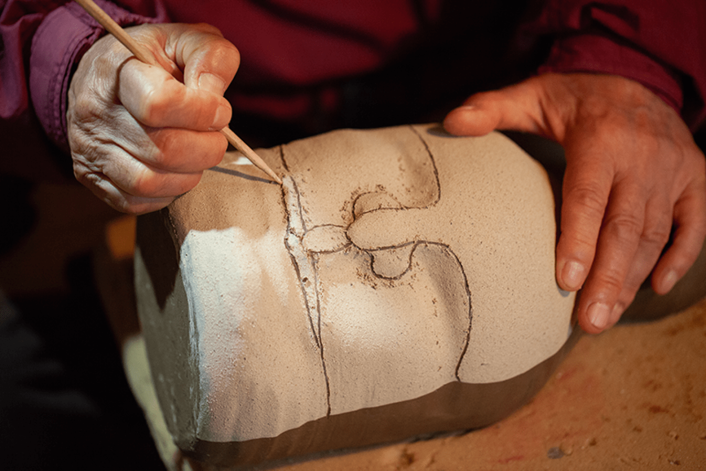 Alberto Cidraes, cer mista, trabalhando em suas pe as, sempre com rostos, que tamb m servem como instrumentos musicais.