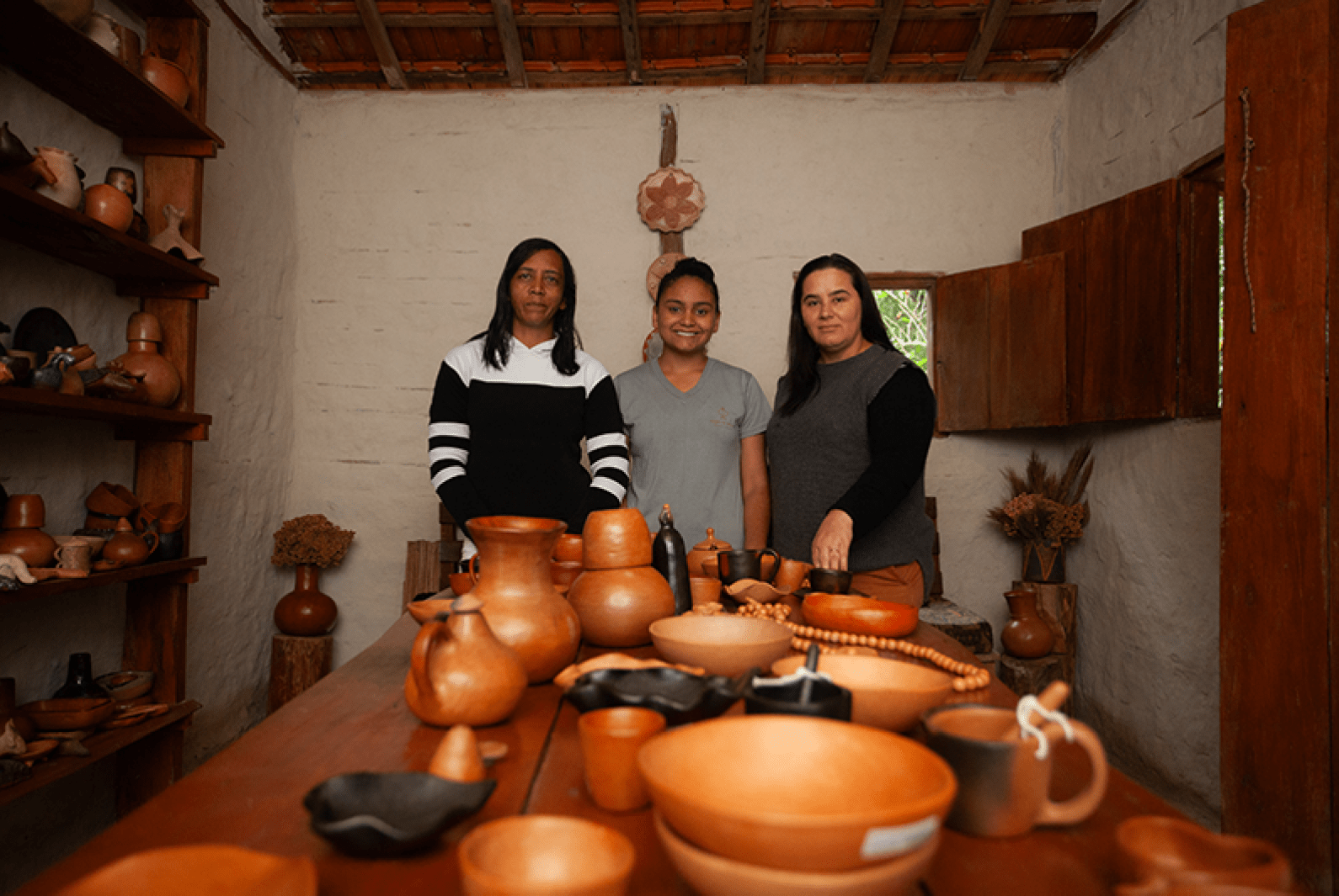 Gilda, sua filha Laila e Marcieli. Ceramistas da V rzea do Tanque -Cunha/SP