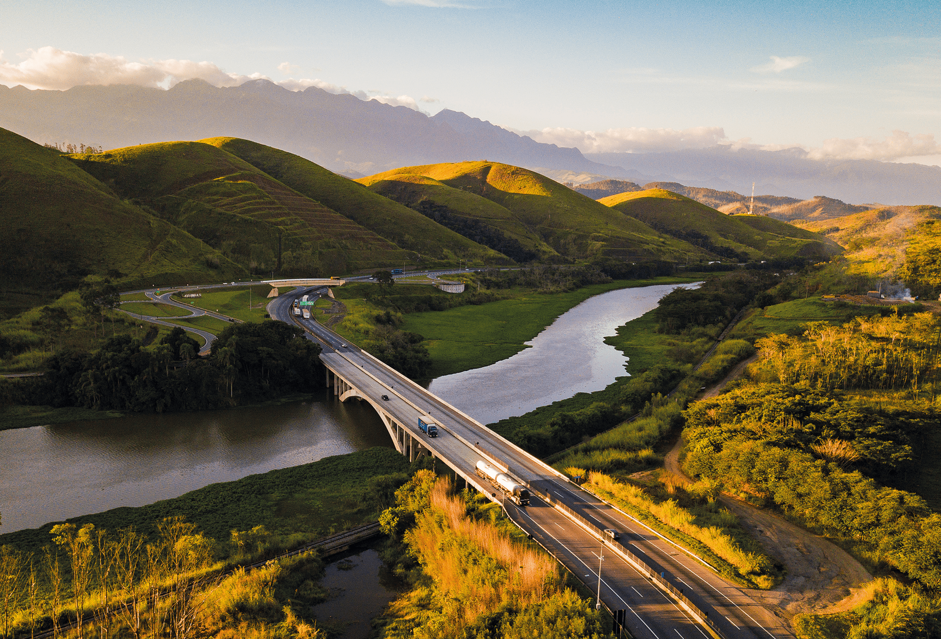 Cruzamento da Rodovia Presidente Dutra e o rio Para ba do Sul.