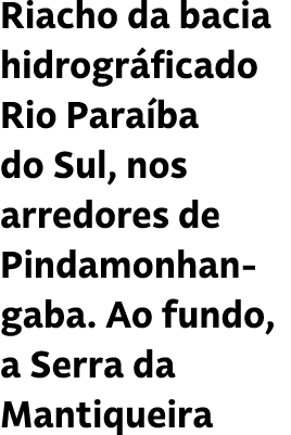 Riacho da bacia hidrogr ficado Rio Para ba do Sul, nos arredores de Pindamonhangaba. Ao fundo, a Serra da Mantiqueira