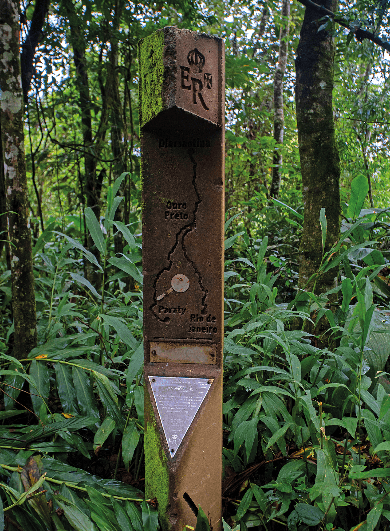 Marco da Estrada Real no caminho para o T nel de Cruzeiro