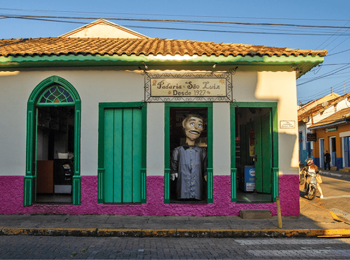 Boneco t pico do carnaval da cidade.