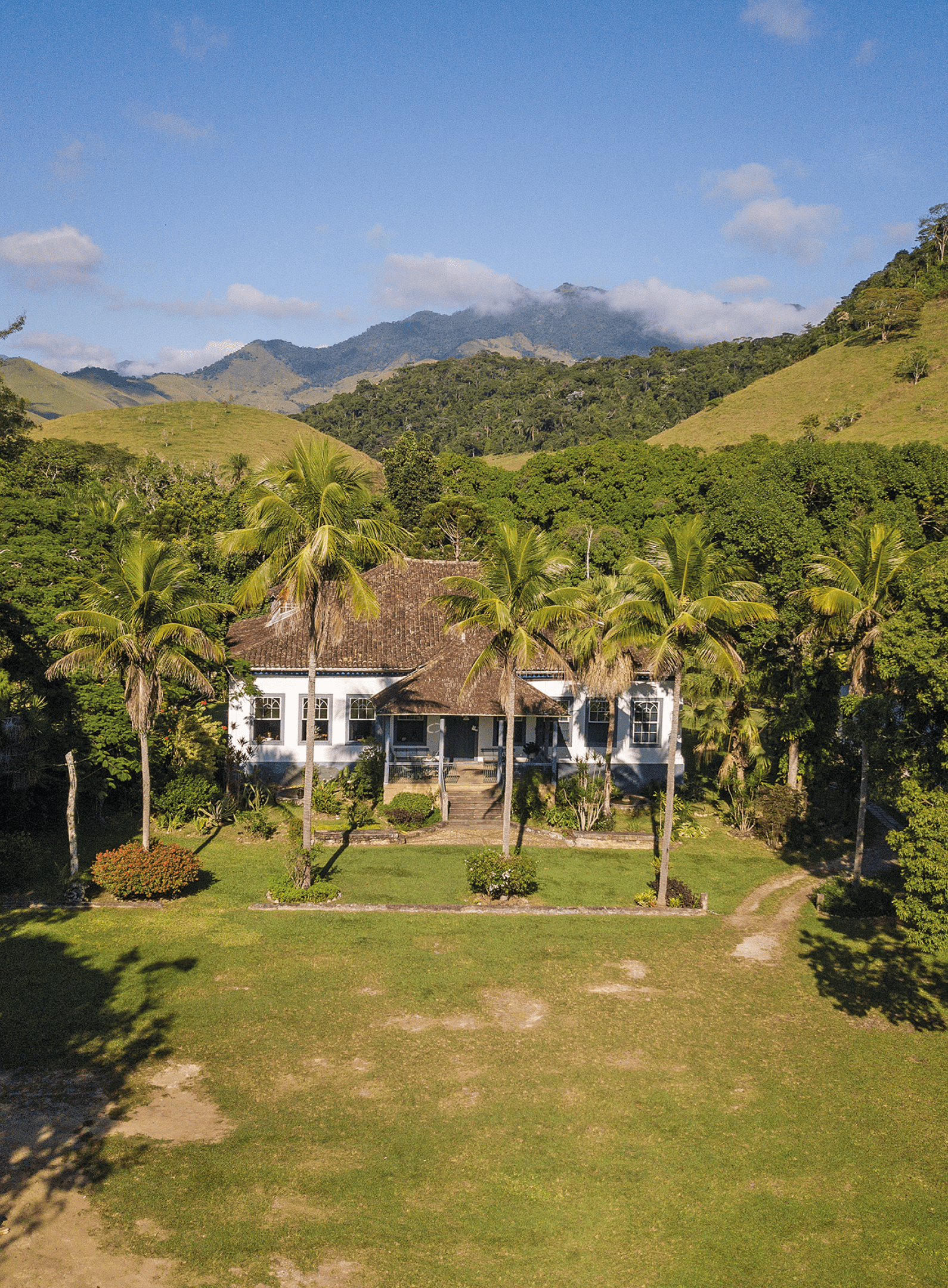 Fachada da casa sede, ou, casa grande. A Fazenda dos Coqueiros  uma antiga fazenda de caf  localizada nos arredos da cidade de Bananal. Toda as caracter sticas da fazenda permanecem preservadas.