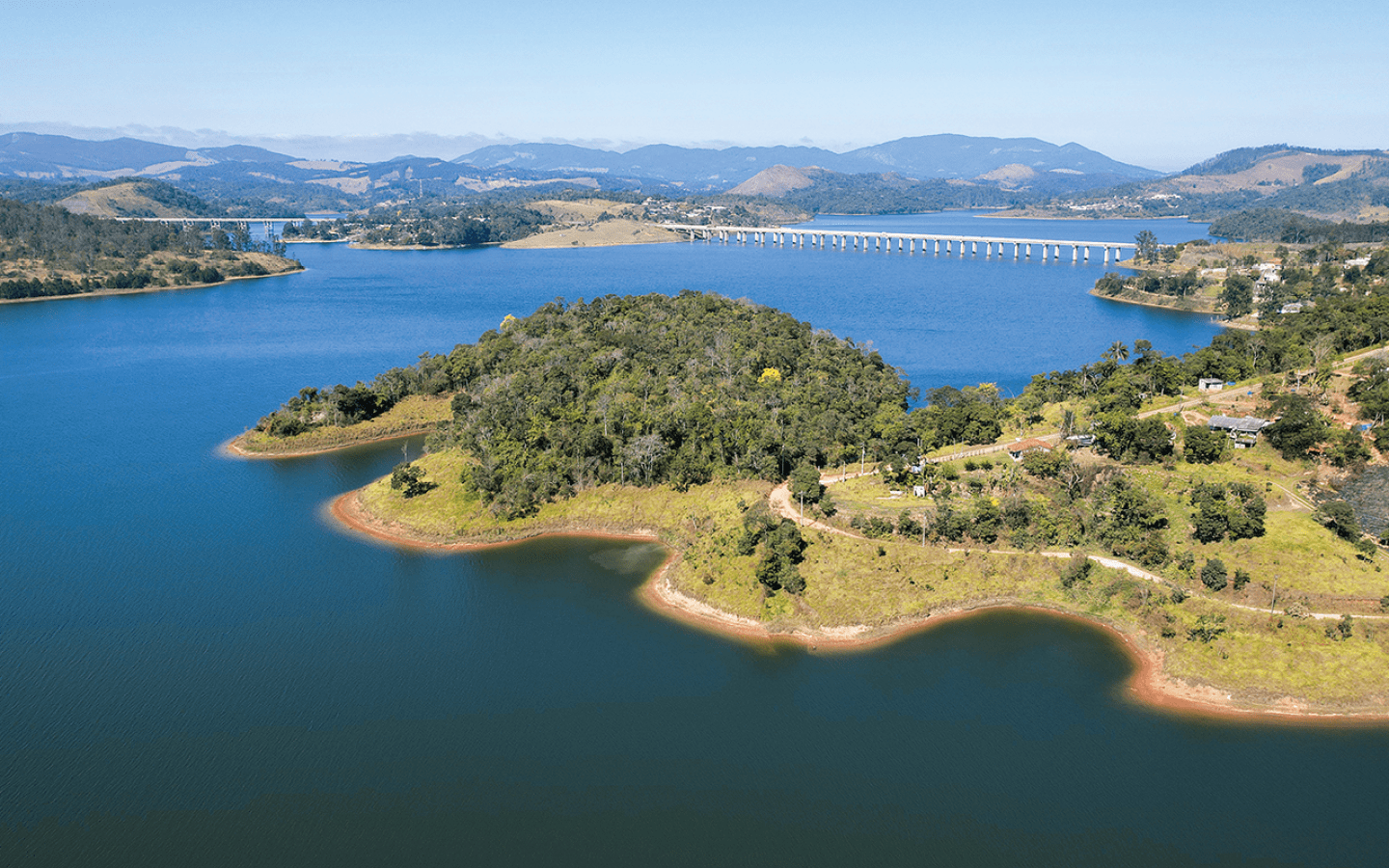 Vista de drone da Represa Atibainha - Sistema Cantareira - ao fundo ponte da Rodovia Dom Pedro I SP-065 Local: Nazar Paulista - S o Paulo Data: 07/2022 Codigo:  43JPR819 Autor: Jo o Prudente