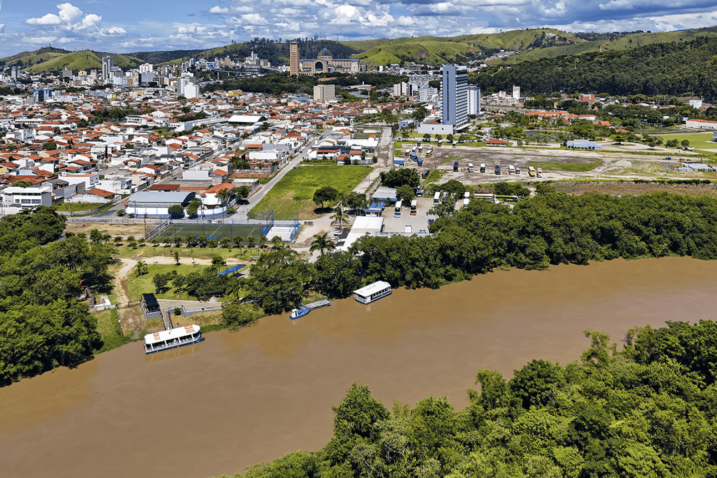 Vista de drone de passeio ao local onde foi encontrada a imagem cidade e Bas lica de Nossa Senhora Aparecida ao fundo Local: -  Data: 01/2024 C digo: 34CD838.jpg Autor: Cesar Diniz