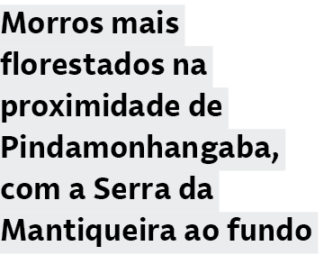 Morros mais florestados na proximidade de Pindamonhangaba, com a Serra da Mantiqueira ao fundo