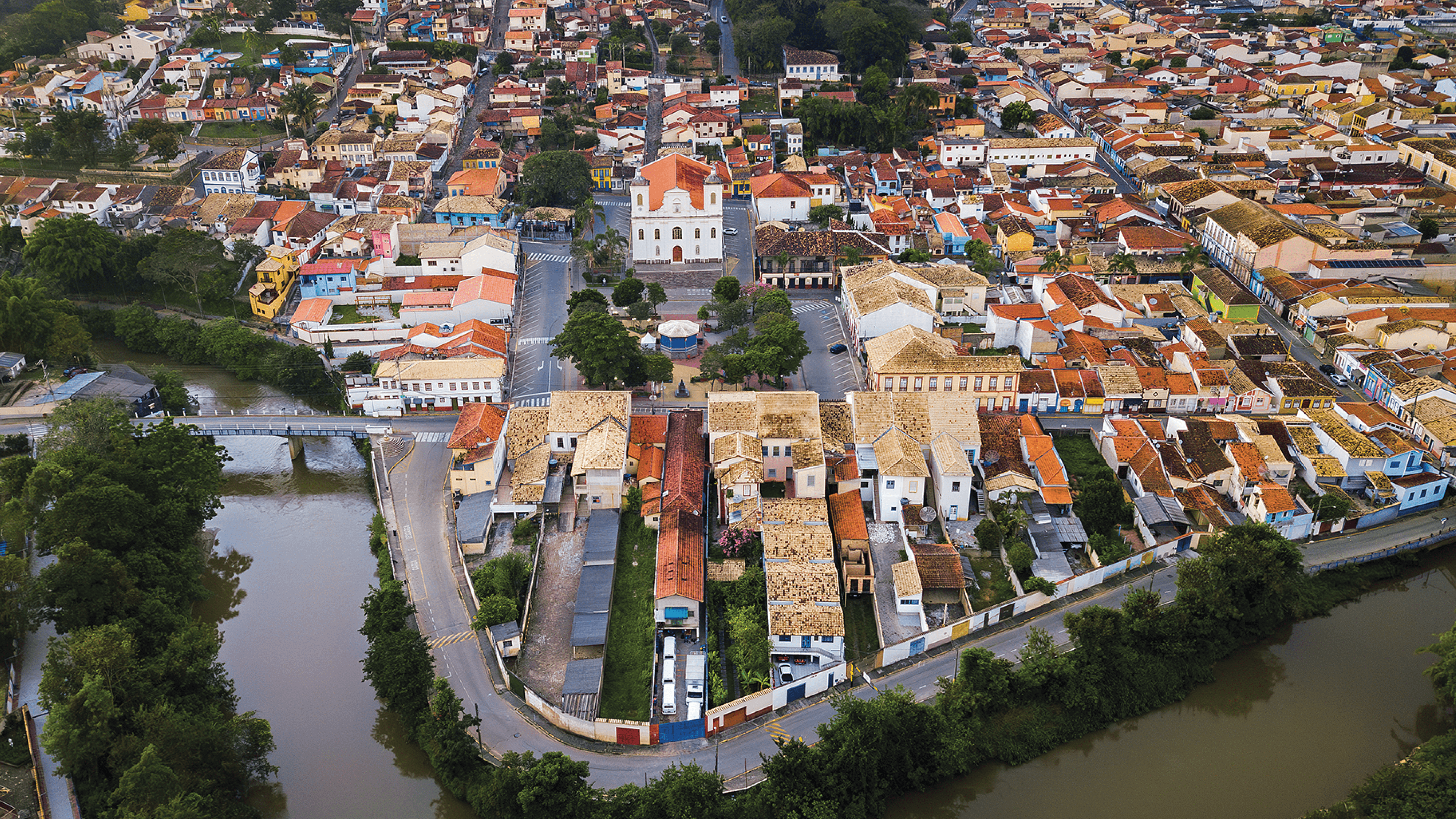 O rio Paraitinga contorna o centro hist rico da cidade.