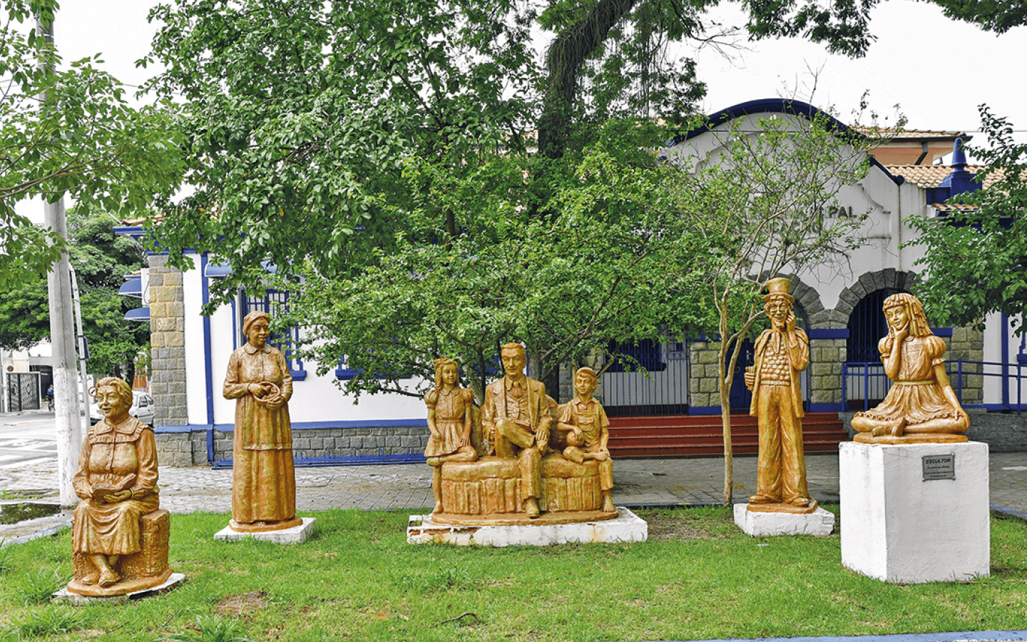 Esculturas de personagens do Sitio do Pica Pau e Monteiro Lobato na Pra §a Oito de Maio - obra de Humberto de Oliveira Local: Taubat © - S £o Paulo Data: 11/2023 Codigo: 45JPR892 Autor: Jo £o Prudente